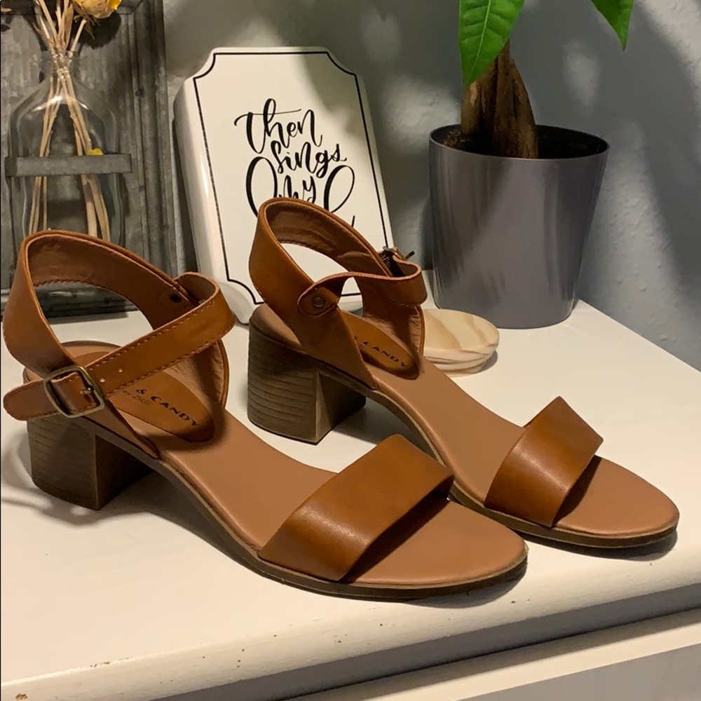 Sandal with heel